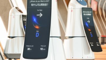 強勢圍觀！國際機場語音機器人與腳輪的夢幻聯動